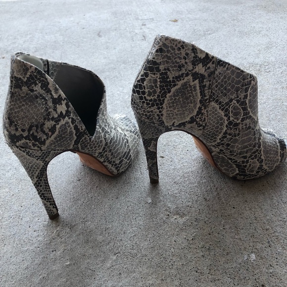 BCBGMaxAzria Snakeskin Heels Size 6 - Picture 4 of 6